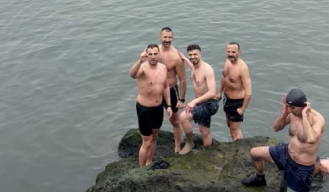 Samsun'da 10 Derece Sıcaklıkta Denize Girdiler