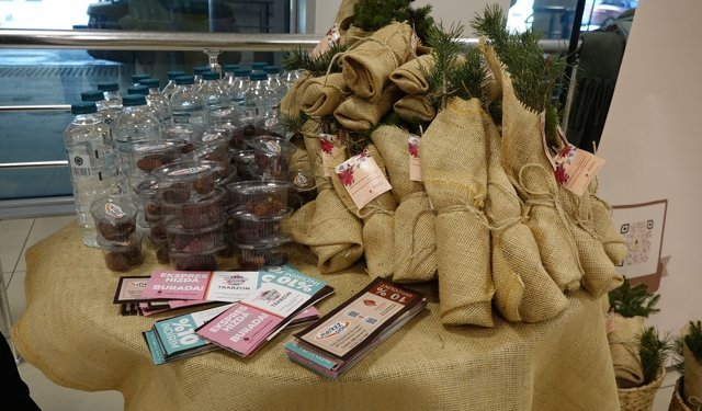 Trabzon'da kadın yolculara 8 Mart'ta fidan sürprizi