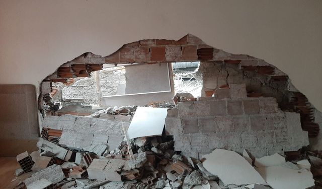 Yıkım sırasında bitişik binadaki dairenin yatak odasının duvarı yıkıldı