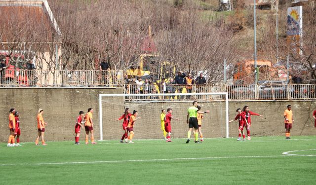 Yüksekova Spor sahasında Trabzonspor ile berabere kaldı