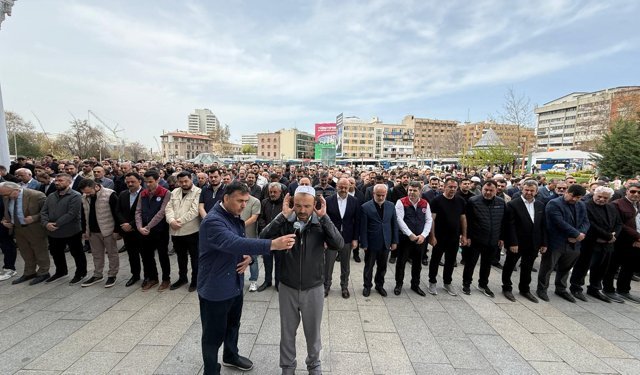 Ankara'da Kahramanmaraş'taki okul saldırısında hayatını kaybedenler için gıyabi cenaze namazı kılındı