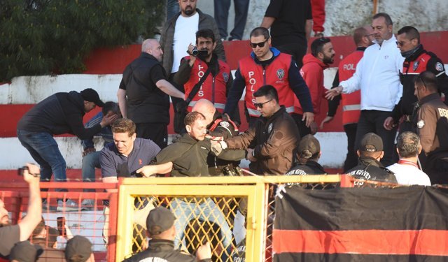 Ayvalık'ta maç sonu saha karıştı