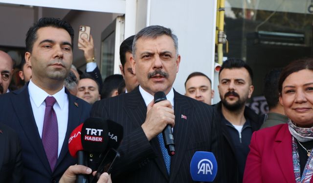 Bakan Çiftçi, Neşet Ertaş'ın kabrini ziyaret etti (2)