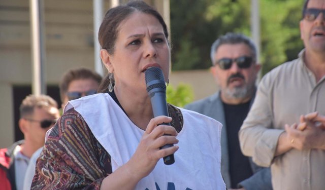 Bayraklı Belediyesi'nde memurların eylemi sürüyor