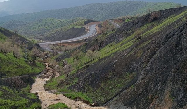 Dere taştı, Şemdinli-Derecik kara yolu ulaşıma kapandı