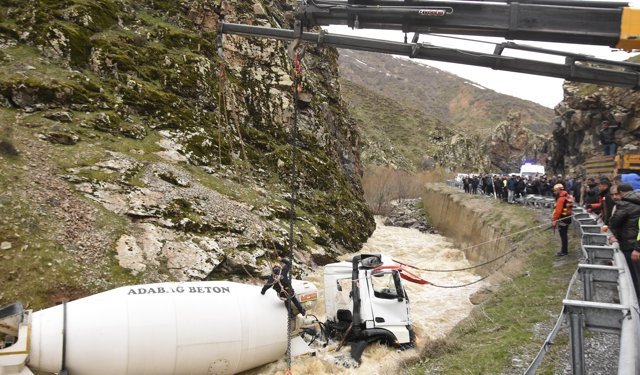 Dereye yuvarlanan beton mikserinin şoförü kayboldu (2)