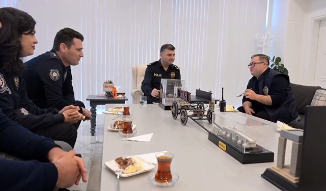 Down sendromlu Uğur'a polis yeleği giydirilip pastalı doğum günü sürprizi yapıldı