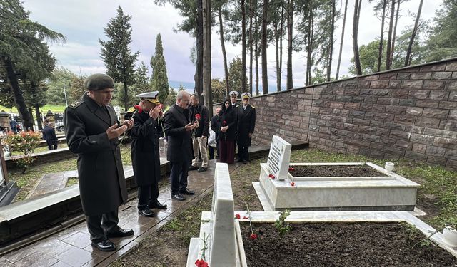 Dumlupınar Denizaltısı şehitleri anıldı