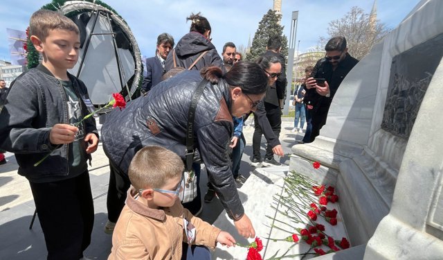 Edirne'de öğretmenlerden, Kahramanmaraş'taki saldırıda hayatını kaybedenler anısına karanfil
