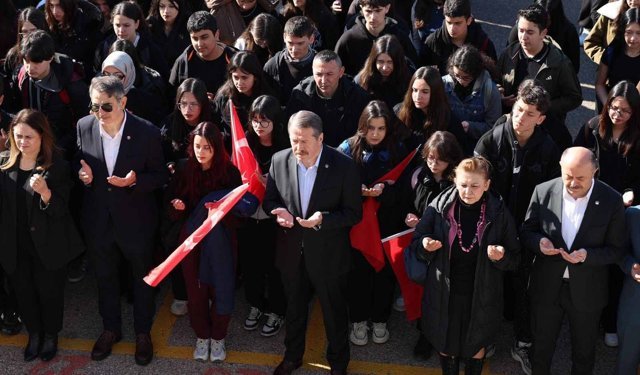 Eğitim-Bir-Sen heyeti Ufuk Arslan Anadolu Lisesi'nde bayrak törenine katıldı
