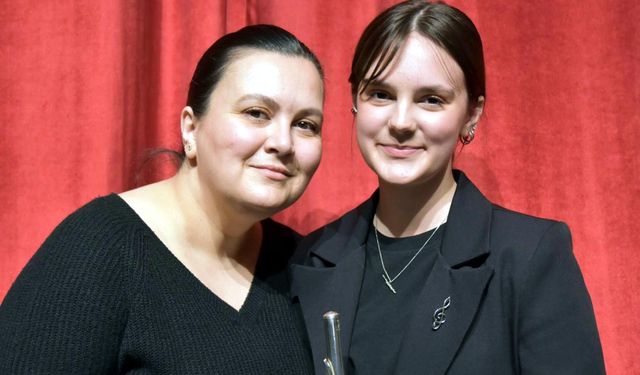 Eğitimi için günde 160 kilometre yol giden Zeynep Ece, Fransa'daki flüt yarışmasında birinci oldu