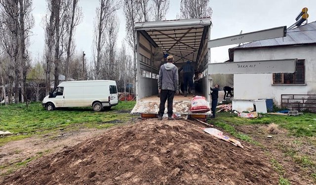 Erciş'te kurbanlık sevkiyatı batı illerine başladı