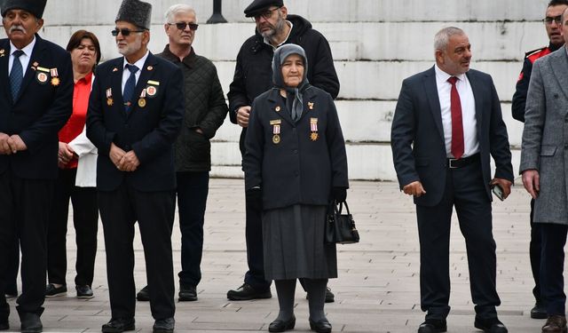 Gazi eşinin vasiyetiyle 10 yıldır tüm resmi törenlere katılıyor