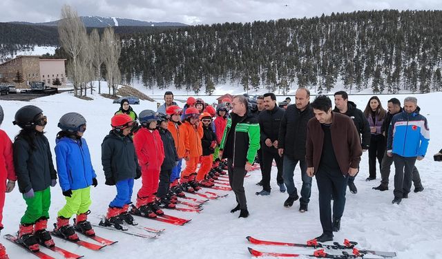 Kars'ta 2 bin ilkokul öğrencisi kayakla tanıştı