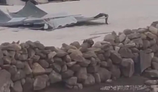 Kars'ta kuvvetli rüzgar çatıları uçurdu