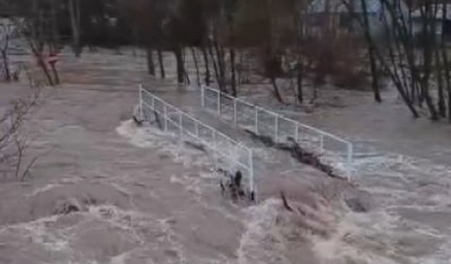Kızılırmak taştı, köyde ev ve ahırları su bastı