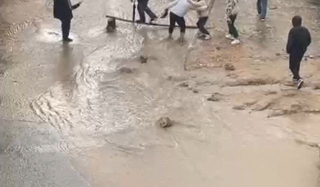 Mardin'de sağanak nedeniyle cadde ve sokaklar göle döndü