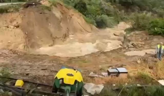 Mersin'de sağanak nedeniyle yol çöktü
