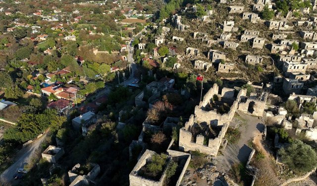 Muğla'nın 'hayalet köyü' dronla görüntülendi