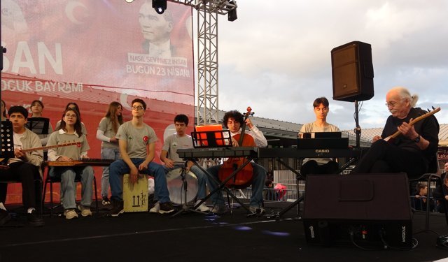 Müzisyen Cahit Berkay, Bursa'da konser verdi