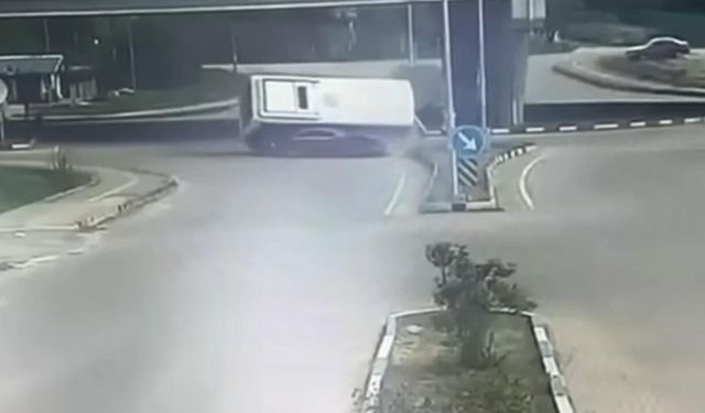 Öğrencileri taşıyan halk otobüsü, otomobilin üzerine devrildi: 46 yaralı (2)