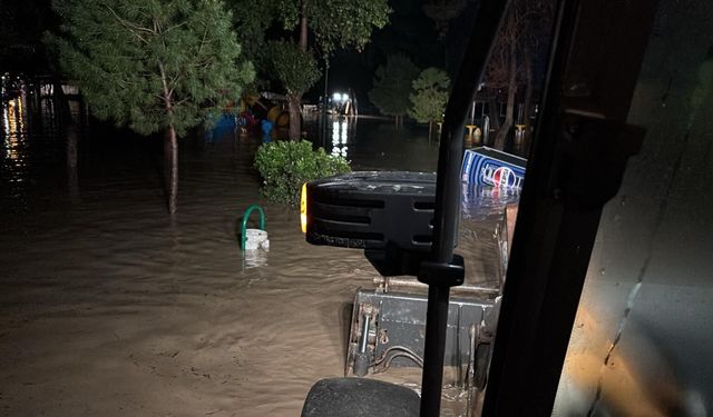 Osmaniye'de sağanak nedeniyle Savrun Çayı ve Bülbül Deresi taştı; sele kapılan otomobilde 2 kişi mahsur kaldı: (2)
