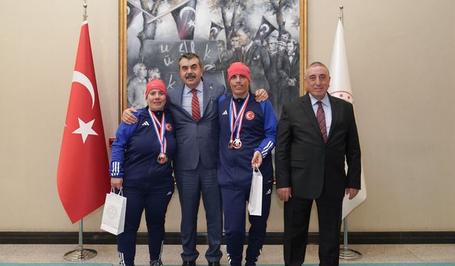 Otizmli ikiz kayakçıların hedefi dünya şampiyonluğu