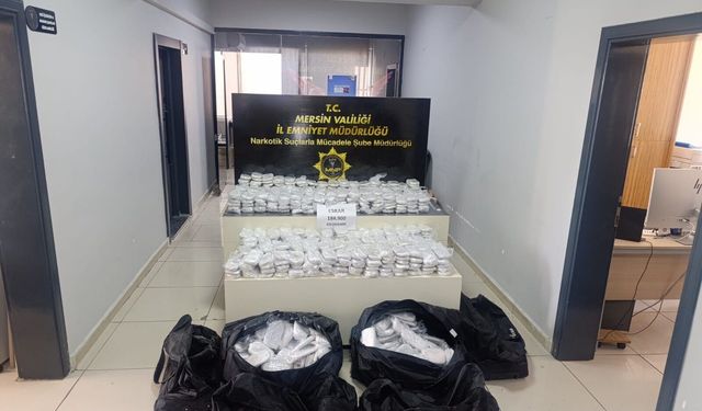 Polisin takip ettiği kamyonetten yaklaşık 185 kilo esrar ele geçirildi