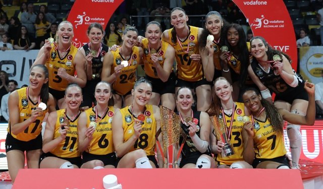 Sultanlar Ligi şampiyonu VakıfBank kupasını aldı
