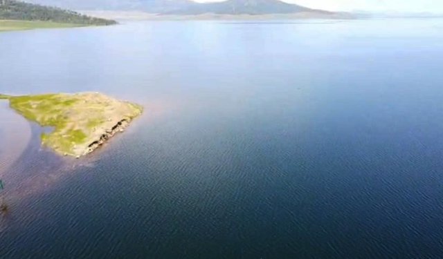 Tahtaköprü Barajı kıyısındaki elektrik direkleri, 52 yıl sonra ilk kez suya gömüldü