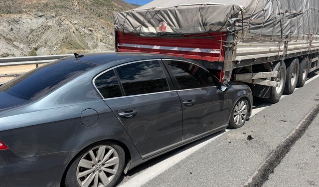 TIR'ın altına giren otomobilin sürücüsü yara almadan kurtuldu