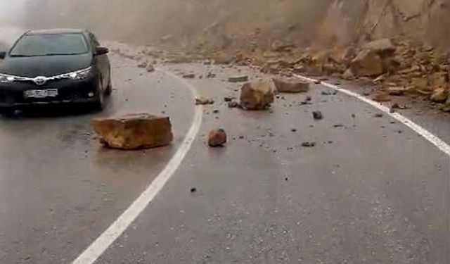 Tokat'ta yağış sonrası kaya parçaları yola yuvarlandı