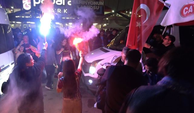 Trabzonsporlu taraftarlar Galatasaray galibiyetini kutladı
