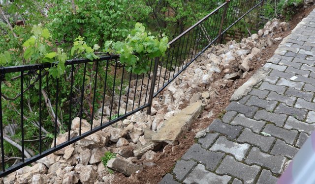 Amasya'da 5 katlı binanın istinat duvarı çöktü