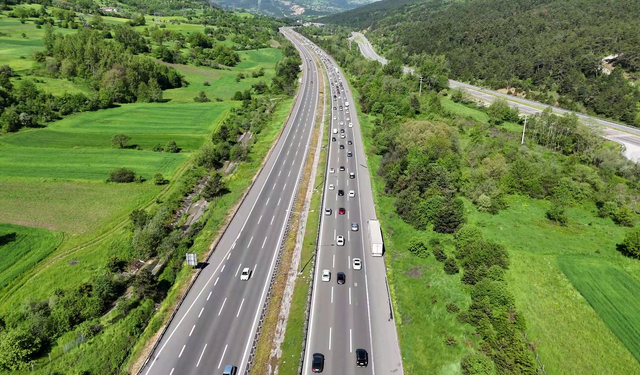Anadolu Otoyolu'nun Bolu geçişinde trafik yoğunluğu