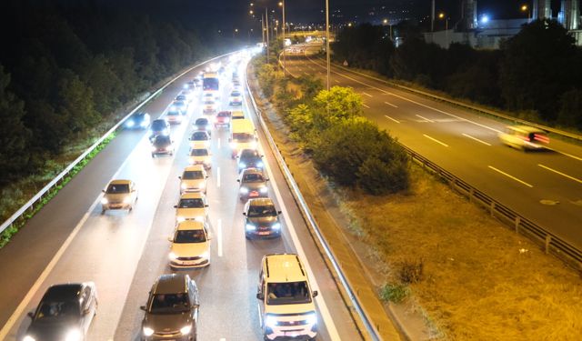 Anadolu Otoyolu'nun Düzce geçişinde trafik durma noktasına geldi