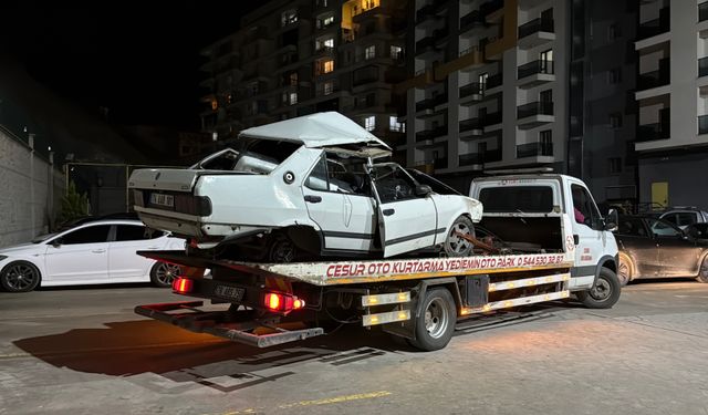 Apartmanın bahçesine düşen otomobilden atlayarak kurtuldular