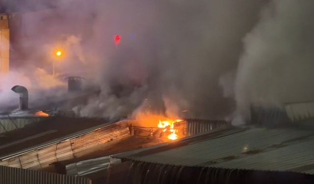 Arnavutköy'de fabrikada yangın; ekipler alevlere müdahale ediyor -1