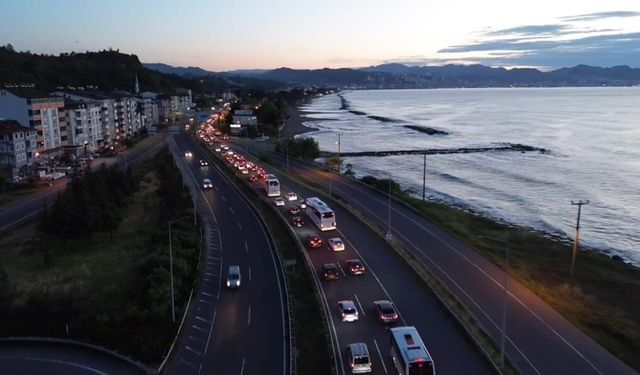 Bayram tatili dönüşü Karadeniz Sahil Yolu'nda yoğunluk