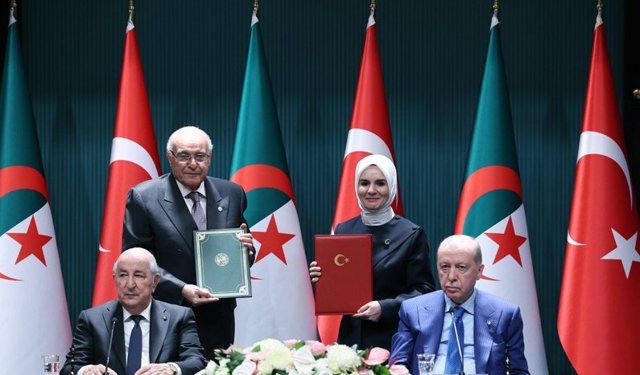 Cumhurbaşkanı Erdoğan, Cezayir Cumhurbaşkanı Tebbun'u resmi törenle karşıladı (4)