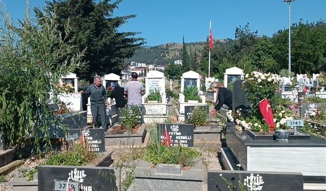 Depremzedeler, kaybettikleri yakınlarının mezarlarını ziyaret etti