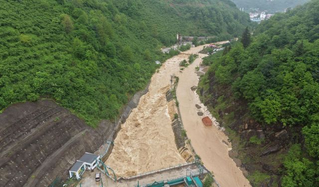Giresun'da sağanak; dereler taştı, yol ulaşıma kapatıldı