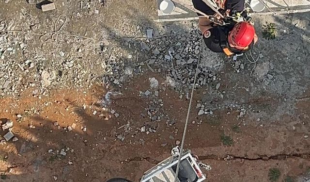 İskelede asılı kalan 2 işçi itfaiye tarafından kurtarıldı