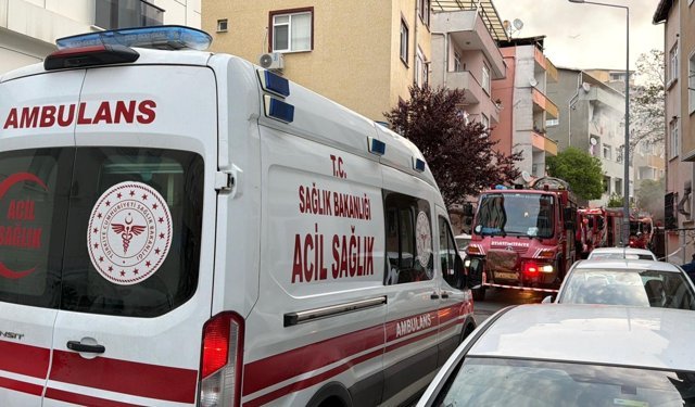 Kağıthane'de metruk binada çıkan yangın bitişiğindeki binaya sıçradı