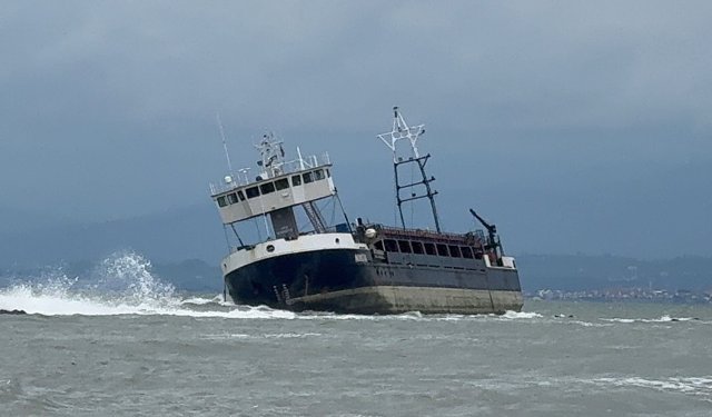 Karaya oturan gemi için uygun hava koşulları bekleniyor