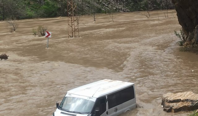 Kaval Deresi taştı, köy yolu ulaşıma kapandı (2)