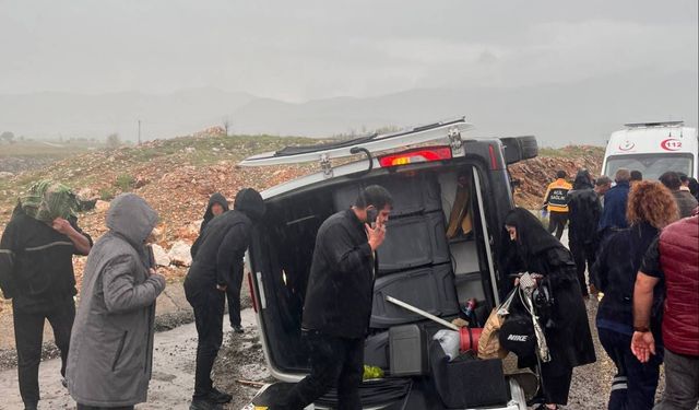 Malatya'da yolcu minibüsü devrildi: 12 yaralı