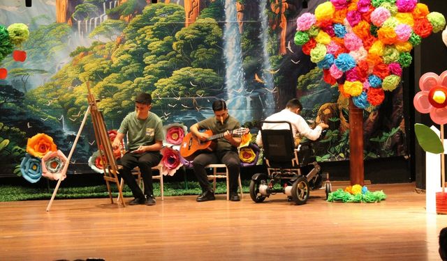 Özel gereksinimli öğrencilerden 'Farklılıklarımız Zenginliğimiz' tiyatro oyunu