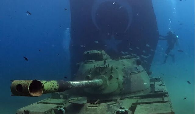 Saros'ta dalgıçlar tank batığına dalıp, Türk bayrağı açarak 19 Mayıs'ı kutladı