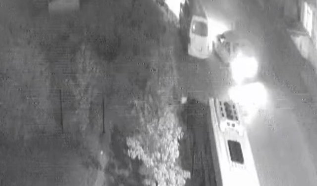 Sürücünün, otomobiliyle park halindeki minibüse çarpıp kaçtığı anlar kamerada